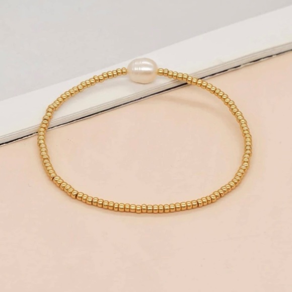🆕 Minimalist Gold Beaded Bracelet with a Pearl - Picture 5 of 6